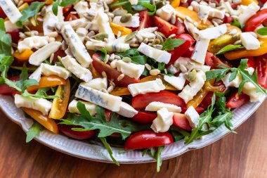 Salata Domates, mavi peynir, roka ve ayçiçeği tohumu.