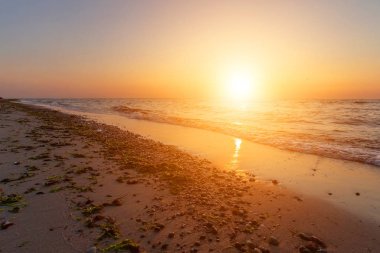 Deniz kenarında güzel gündoğumu.