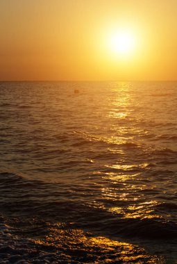 Deniz kenarında güzel gündoğumu