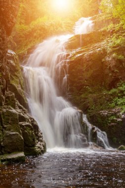 Güneşli bir günde güzel bir şelale.
