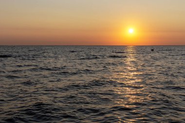 Deniz kenarında güzel bir gün batımı