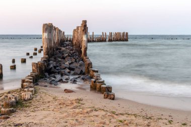 Deniz kıyısında ahşap dalgakıranlar.