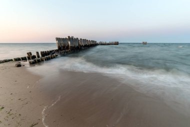 Deniz kıyısında ahşap dalgakıranlar.