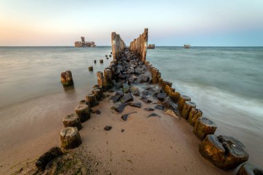 Deniz kıyısında ahşap dalgakıranlar.