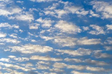 Mavi göğün bulutları ile örtülü.