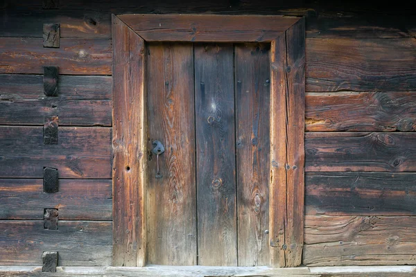 Старая деревянная дверь - граненый фон для дизайна — стоковое фото