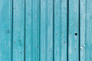 Eski bir ahşap duvar üzerinde zımba.