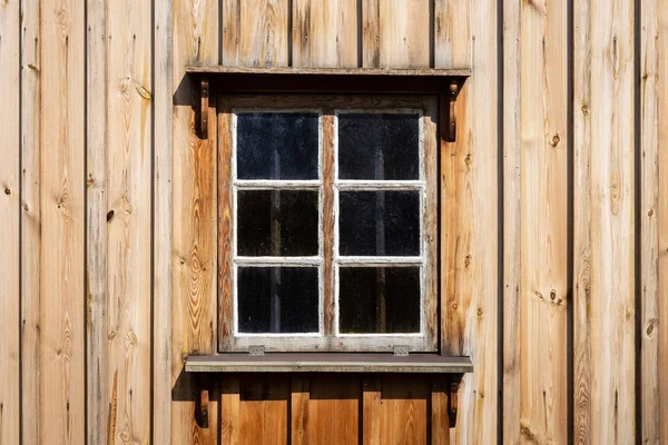 La vieja ventana de la vieja casa de madera. Fondo de paredes de madera — Foto de Stock