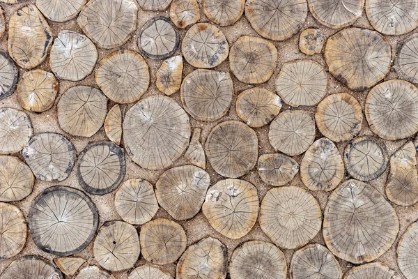 Pavimento feito de fatias de madeira cortadas . Fotografia De Stock