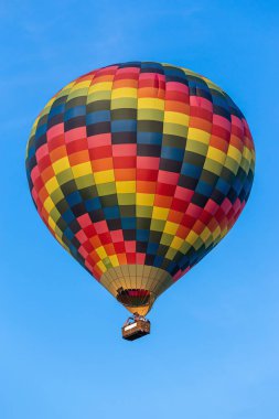 Gökyüzünde renkli bir sıcak hava balonu.