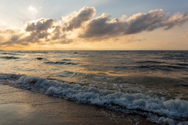 Deniz kenarında güzel bir gün batımı