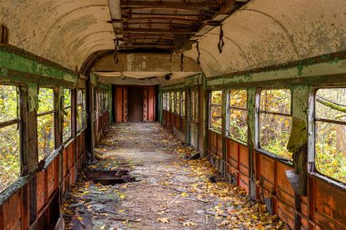 Yok edilmiş eski bir tren vagonunun içinde..