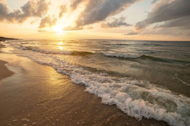 Deniz kenarında güzel bir gün batımı