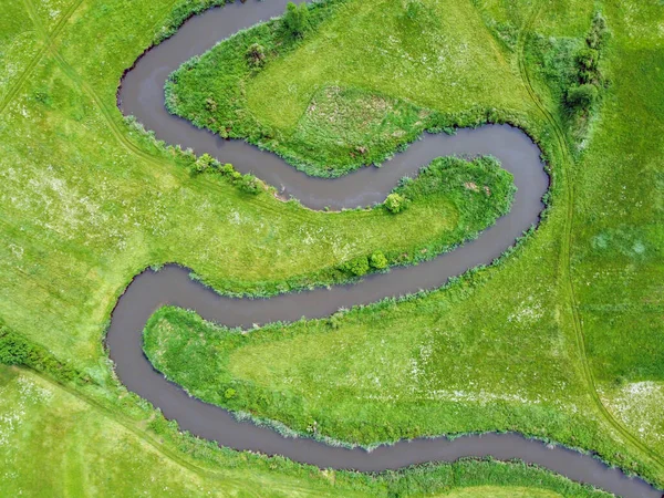 Yeşil Tarladaki Kıvrımlı Nehrin Hava Manzarası — Stok fotoğraf