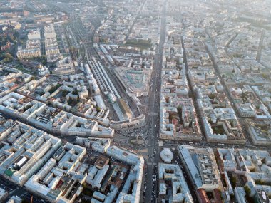 500 metre yükseklikten St. Petersburg merkezi içinde trafik