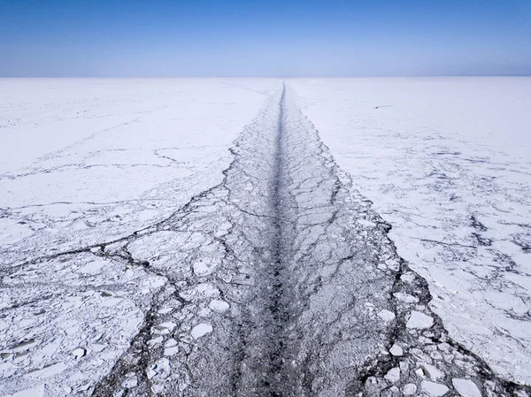 Вид Воздуха Вдоль Фарватера Трещинами Льда Весной — стоковое фото