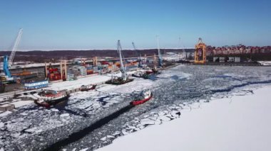 Sıralama seaport - kışın havadan görünümü için küçük bir gemi yüzer. Baltık Denizi, Finlandiya Körfezi, Kronstadt, Rusya Federasyonu 