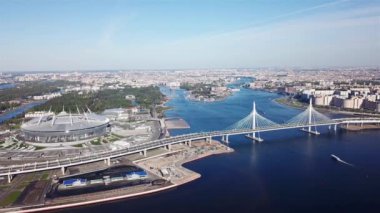 Tekne ve motor Rating Köprüsü - St Petersburg, Rusya, 25 Mayıs 2018 geçen Finlandiya Körfezi manzaralı bir futbol stadyumu, üzerinde uçuş