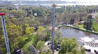 Bir Eğlence Parkı manzaralı bir atlıkarınca üzerinde bir uçuş. Rusya, St. Petersburg, 2018 olabilir