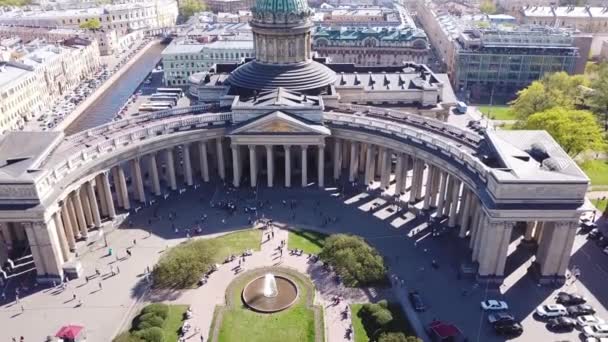 Catedral Kazan Nevsky Prospekt Com Pedestres Carros Dia Ensolarado Maio — Vídeo de Stock