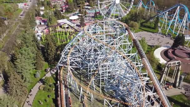 Lunaparktaki Bir Roller Coaster Üzerinde Kişi Ile Tren Yukarıdan Izliyor — Stok video