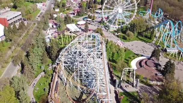 Les Montagnes Russes Parc Attractions Offrent Une Vue Aérienne Russie — Video