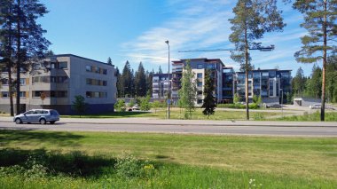 İskandinav bir kasabada - güneşli yaz günü sessiz hayat