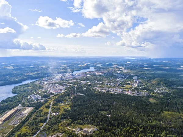 Nehir kıyısında, ormanlar - arasındaki yükseklik görünümünden üzerinde küçük bir kasaba