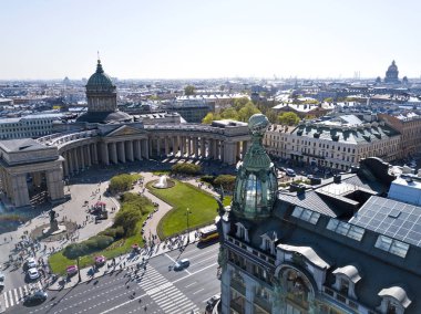 Kazan Katedrali ve kubbe şarkıcının evinin içinde merkezi St Petersburg - Mayıs güneşli bir havadan görünümü