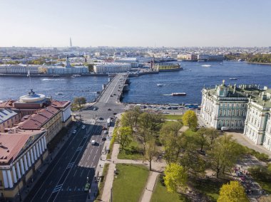 Palace Bridge Neva Nehri, St. Petersburg - güneşli havalarda havadan görünümü