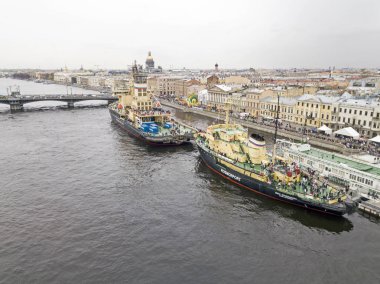 Icebreakers Sankt-Peterburg and Ivan Kruzenshtern at the V Icebreakers Festival - aerial view of the city background clipart