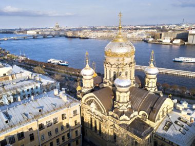 Ortodoks Kilisesi St Petersburg Neva Nehri'nin arka plan üzerinde güneşte