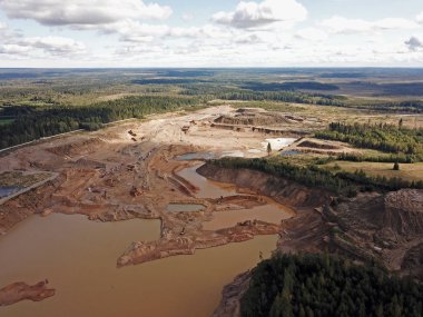 Bahşiş ve Ekskavatör inşaat içinde yarısı su - hava görünümünü dolu bir taş ocağı
