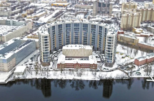 Halbkreisförmiges Mehrstöckiges Wohnhaus Flussufer Luftaufnahme Von Der Wasserseite — Stockfoto