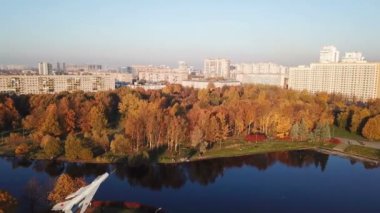 Akşam güneş ışınlarının havacılar sonbahar parkta hava görünümünü. Saint Petersburg, Rusya Federasyonu