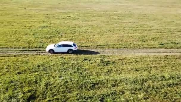 Efter Bilen Från Luften Kör Fältet Väg — Stockvideo