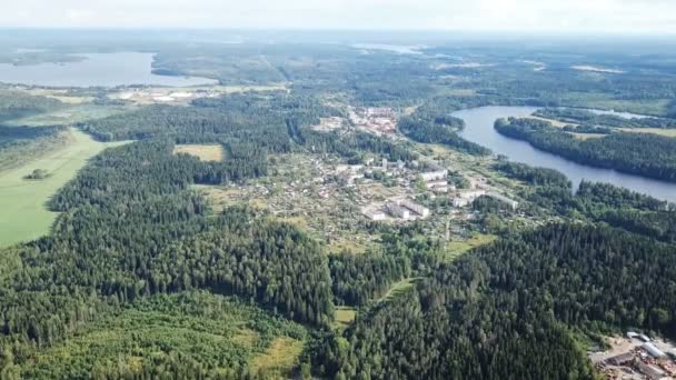 Flygfoto Från Ett Avstånd Byn Bland Skogar Och Sjöar — Stockvideo