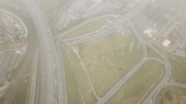 Uçan kamera dönüm ile trafik değişim yukarıda bulutların arasından