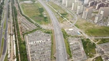 Uçuş boyunca karayolu ve demiryolu bulutların arasından