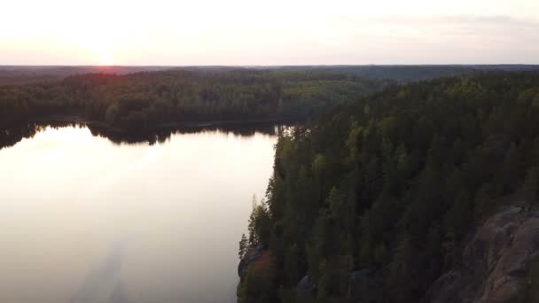 Vue aérienne du coucher du soleil sur le lac 