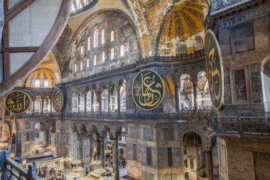 Bu bir kilise olarak 916 yıl ama Istanbul 'un fethinin ardından, Fatih Sultan Mehmed tarafından kullanılan, Ayasofya camiye dönüştürüldü. Daha sonra 482 yıldır bir cami olarak kullanılmıştır. Ayasofya'nın 1935 yılında müze haline dönüştürüldü.