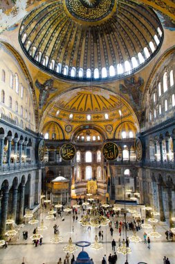 Bu bir kilise olarak 916 yıl ama Istanbul 'un fethinin ardından, Fatih Sultan Mehmed tarafından kullanılan, Ayasofya camiye dönüştürüldü. Daha sonra 482 yıldır bir cami olarak kullanılmıştır. Ayasofya'nın 1935 yılında müze haline dönüştürüldü.