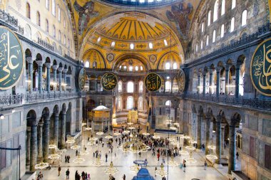 Bu bir kilise olarak 916 yıl ama Istanbul 'un fethinin ardından, Fatih Sultan Mehmed tarafından kullanılan, Ayasofya camiye dönüştürüldü. Daha sonra 482 yıldır bir cami olarak kullanılmıştır. Ayasofya'nın 1935 yılında müze haline dönüştürüldü.