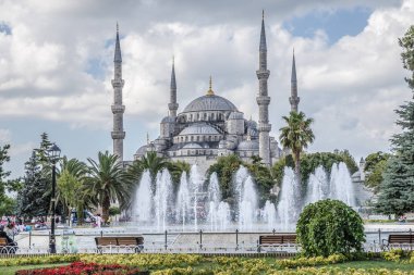 Sultanahmet Camii (Türkçe Sultanahmet Camii olarak adlandırılan) Istanbul'da tarihi bir camiidir. Camii iç tasarım duvarlarının çevreleyen mavi çinileri nedeniyle Mavi Cami diye bilinen.