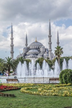 Sultanahmet Camii (Türkçe Sultanahmet Camii olarak adlandırılan) Istanbul'da tarihi bir camiidir. Camii iç tasarım duvarlarının çevreleyen mavi çinileri nedeniyle Mavi Cami diye bilinen.