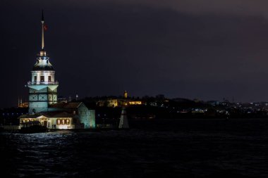 Kizkulesi sandallarla sahil mahalle skdar bölgesinde, Boğaz'ın güney girişinde kapalı yer alır. 