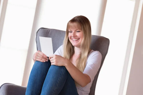 Feliz Joven Sentada Mujer Sosteniendo Una Foto — Foto de Stock