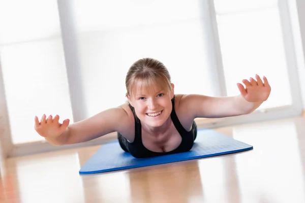 Glückliches Junges Mädchen Macht Sport Ihren Rücken Stärken — Stockfoto