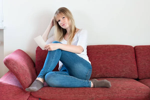 Chica Muy Triste Sentada Sofá Está Mirando Una Foto — Foto de Stock