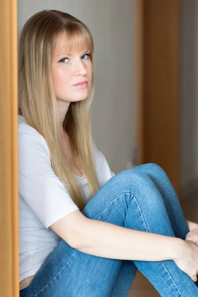 Menina Jovem Triste Está Sentado Chão Corredor — Fotografia de Stock